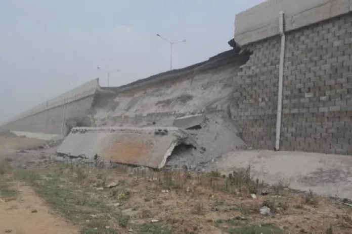 The collapsed wall of the flyover on NH19 near Sardanga of East Burdwan’s Memari on Wednesday. Munshi Muklesur Rahaman/The Telegraph