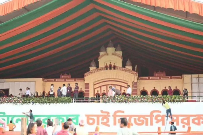 The replica of the Dakshineswar Kali Temple marks the backdrop of the dais on the Brigade ground where Narendra Modi will address the rally. Bishwarup Dutta/The Telegraph