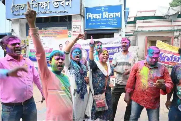 State government employees celebrate the announcement to pay DA arrears in Burdwan on Sunday. Picture by Munshi Muklesur Rahaman/The Telegraph