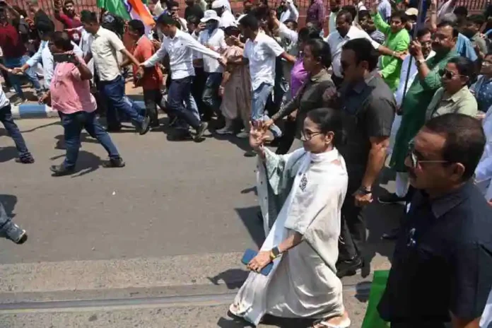 Mamata Banerjee, along with her supporters, goes to the Alipore Survey Building in Calcutta to file her nomination on Wednesday. Picture by Sanat Kr Sinha/The Telegraph