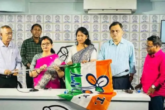 Swapna Barman with Siliguri mayor Gautam Deb (left), Chandrima Bhattacharya and Bratya Basu in Calcutta on Friday. Source: The Telegraph